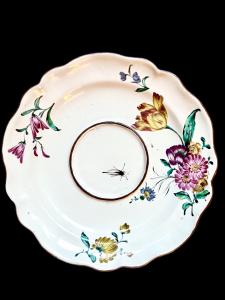 Prato em faiança com decoração de rosa. Manufatura Finck Bolonha.