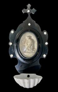 Acquasantiera in legno ebanizzato con ovale in schiuma di mare con figura di santo.Francia.