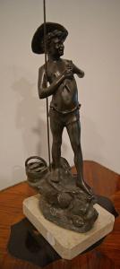 Antica statuetta francese del 1800 in metallo raffigurante pescatore