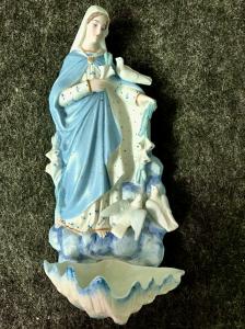Weihwasserkessel aus Biskuitporzellan, der Madonna mit Tauben darstellt. Frankreich.