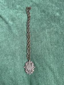 Silberne, durchbrochene Metallmedaille mit Rocaille-Pflanzenmotiven und drei Türmen, dem Symbol von San Marino.