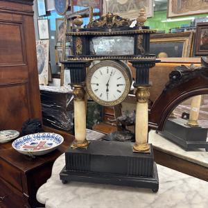Antico  orologio Impero primi 800 in legno laccato . colonne marmo  .Mis : 36 x 15 . h 63