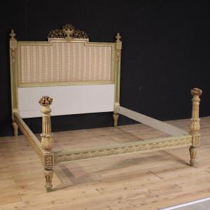 Lit double italien laqué de style Louis XVI du 20ème siècle