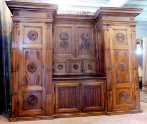 arm78 - Sakristeischrank, aus Nussbaum, L 363 cm x H 294 cm