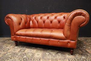 Sofá Chesterfield inglês de 2 lugares, cor laranja / couro