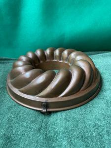 Kupferne Pudding- und Kuchenform aus Bologna.