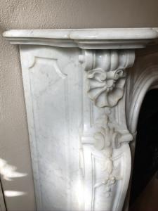 Lareira Pompadour em mármore branco de Carrara