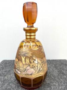 Bottiglia boemia con decoro in oro e argento raffigurante scena galante.