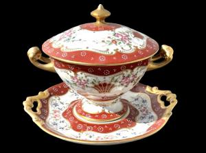 Tazza da puerpera in porcellana a decoro floreale.