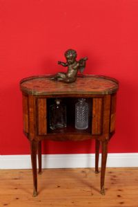 Pequena Mesa de Cabeceira (Chevez), Estilo Luís XV