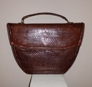 TRAPEZOIDAL LEATHER HANDBAG