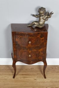 Mesa de Cabeceira Lombarda de Nogueira do Século XIX