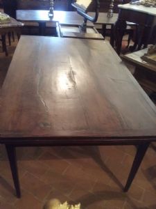 Sienese table from the 1700s, Louis XVI period, in walnut with some elm inlays, extendable 178x113 cm, extended to 338 cm, legal guarantee, rarity for its era and dimensions.