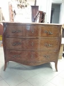 Comò luigi xv napoletano olivo e noce fronte e fianchi mossi marmo in broccatello di spagna interni in pioppo mobile immacolato eleganza virtuosa misure 135x67 massima h108 garanzia termini di legge 