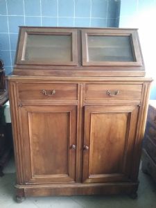 Nussbaum-Buffet mit Vitrine l124xp52xh165 Geheimfach am Boden Lucca Garfagnina gesetzliche Gewährleistung