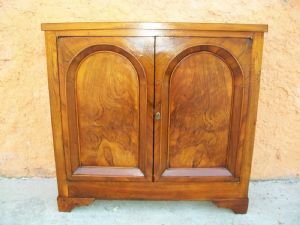 Kleiner Schrank oder TV-Schrank. 92 B x 35 T x 88 H.