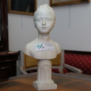 Kleine Büste einer kindlichen Figur aus Biskuitporzellan