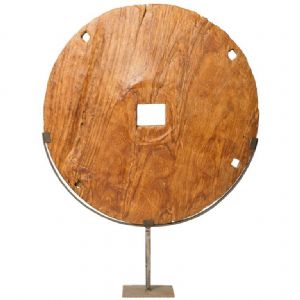 Roda de madeira arcaica como escultura moderna - O/5713