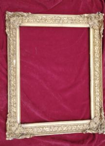Cornice in legno dorato e intagliato.Quattro angoli lavorati,lati anch'essi con motivi decorativi XIX° sec.luce cm.45x60 est.59x75 