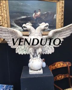 Águia bicéfala em mármore.