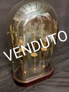 Ovale Lampe mit Glühbirnen im Inneren