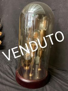 Runde Lampe mit Glühbirnen im Inneren
