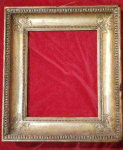 Bella cornice Impero francese sagoma a guscia decori a pastiglia luce cm.49x 40 Fine XVIII°inizi XIX° sec.