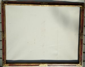 Cornice in legno laccato a finto porfido e dorata.Quattro angoli con motivo a foglie.Italia centro meridionale XVIII° sec.