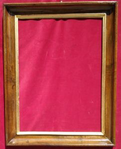 Cornice in noce sagoma a guscia Impero con filetto interno dorato I° 800 luce cm.36 x 49 est.46 x 61