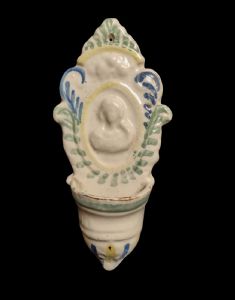 Piemonteser Weihwasserbecken, verziert mit einem Bildnis der Madonna mit Kind, 18. Jahrhundert