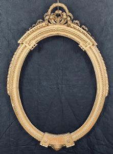 Ovaler, geschnitzter Rahmen aus massivem Gold, Direktionszeit.
