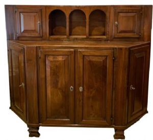 Credenza scantonata veneta del primo ‘700 in noce. 