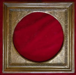 Elegante cornice quadrata con interno rotondo.Dorata con leggeri graffiti negli angoli. cm. 36x 36 tondo interno cm. 25 I° XX° sec.