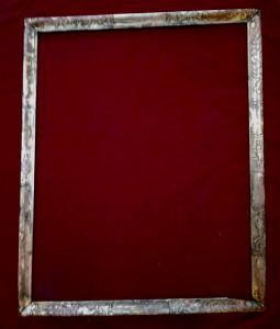 Cornice veneta del XVIII° sec. in legno dorato con leggeri ed eleganti graffiti luce. cm.50.5 x 64,5 est. cm. 56 x 70