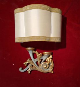 Coppia di fregi dorati e laccati per lampade a parete XX° sec. cm. 31 x 23 Il paralume e' un extra