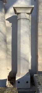 Bossierte Marmorsäule