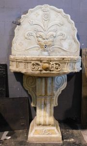 dars527 - Fontana in marmo scolpito e intarsiato, misure cm L 100 x H 185 x P 75