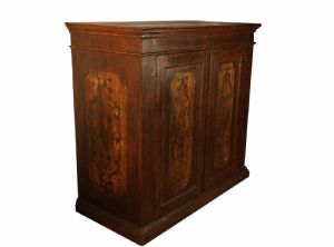 Credenza del 1600 laccata e dipinta a tempera