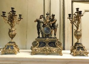  al239 - trittico in bronzo formato da orologio e candelabri