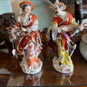 Coppia di figure in porcellana Meissen, raffiguranti due personaggi orientali del Malabar intenti nel suonare il liuto.  Epoca fine XIX secolo.