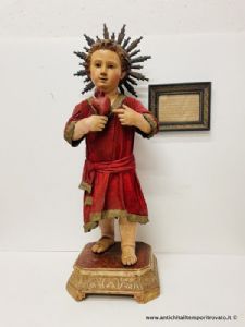 Interessante statua dell'800 del santissimo cuore di Gesù Bambino in legno, con occhi in vetro e aureola in argento