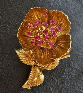 Mechanical brooch-pendant in gold and rubies