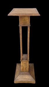 Colonna portavaso in legno di noce a sezione quadrata.