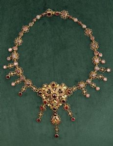 Collier trasformabile in devant-de-corsage, in vermeil, granati, smeraldi e mezze perle, Napoleone III (1850-70)