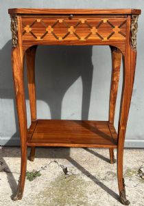 Mesa de cabeceira/mesa lateral com incrustações