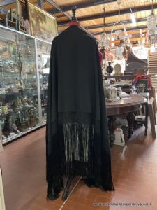 Antico e grande scialle sardo nero da vedova in lana e seta con lunghe frange annodate a macramè 
