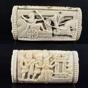 Bella tabacchiera in osso riccamente scolpita XVIII secolo
