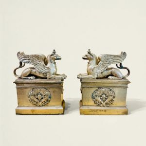 
Coppia di alari Impero in bronzo dorato con grifoni
