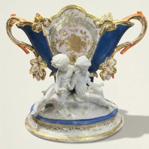 
Centrotavola in porcellana smaltata, XIX secolo