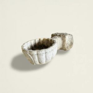 
Acquasantiera barocca in marmo con mano scolpita – XVII secolo